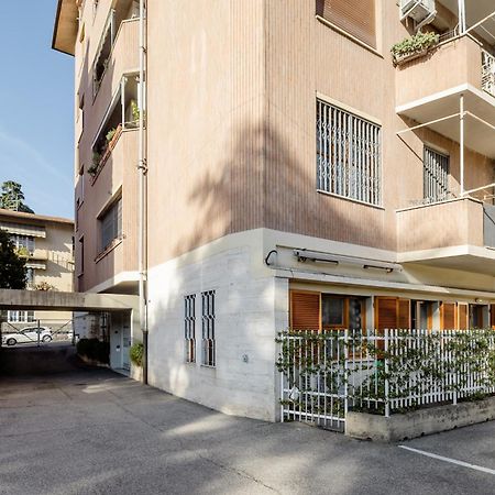 Open The Classic Wooden Shutters At A Cozy City Nest Florence Exterior photo