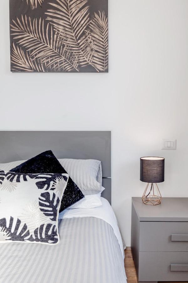 Open The Classic Wooden Shutters At A Cozy City Nest Florence Exterior photo