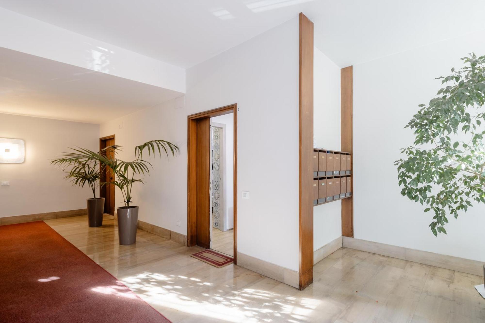 Open The Classic Wooden Shutters At A Cozy City Nest Florence Exterior photo