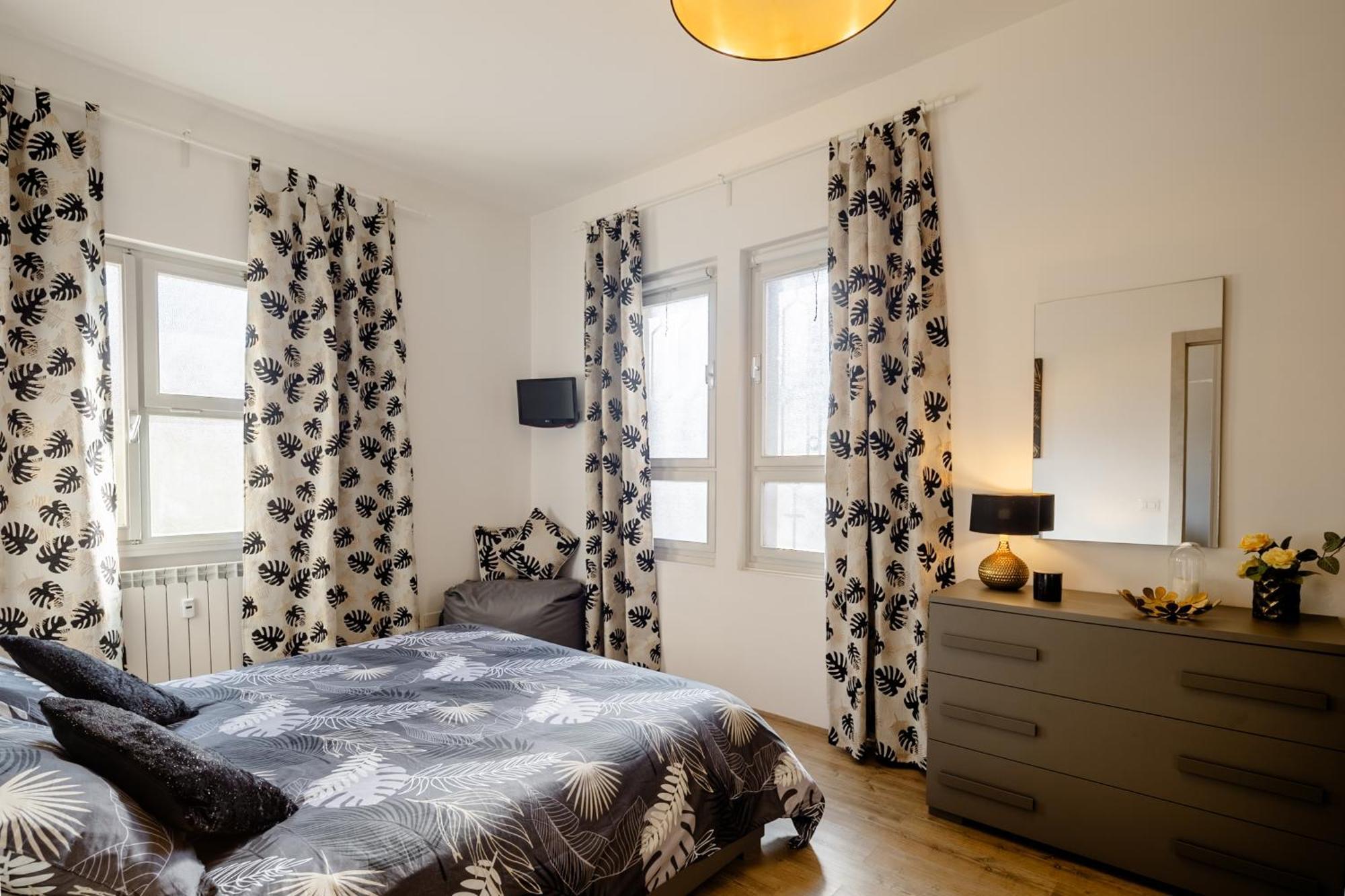 Open The Classic Wooden Shutters At A Cozy City Nest Florence Exterior photo