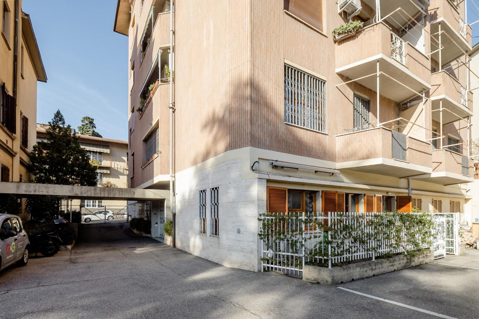 Open The Classic Wooden Shutters At A Cozy City Nest Florence Exterior photo
