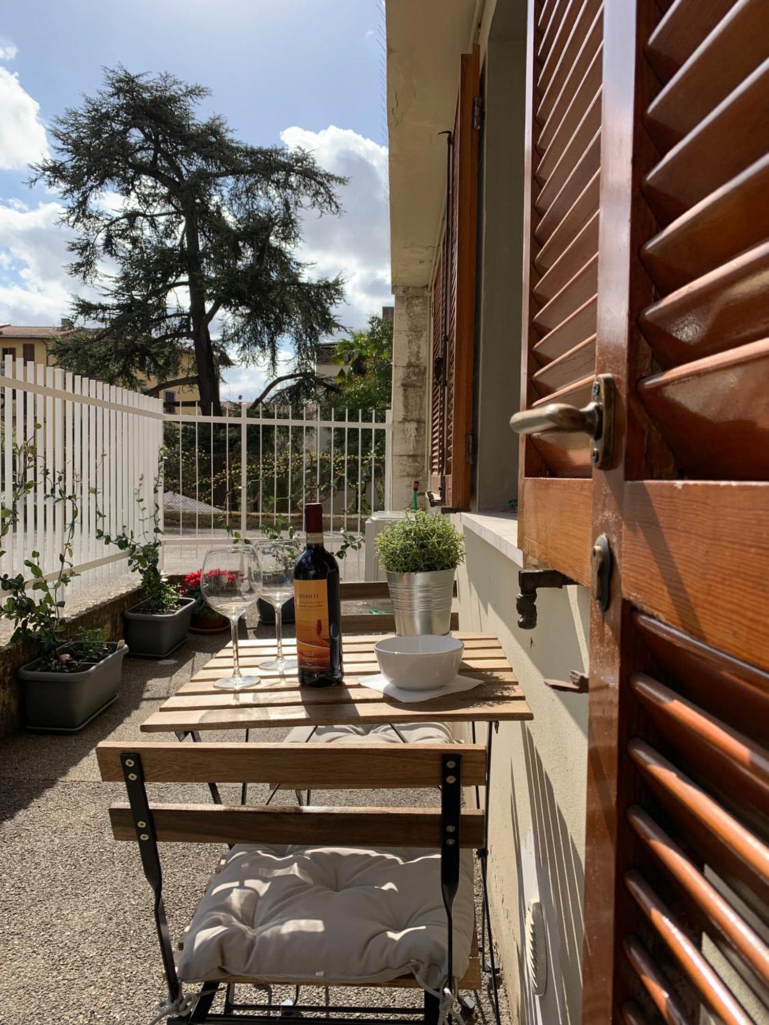 Open The Classic Wooden Shutters At A Cozy City Nest Florence Exterior photo