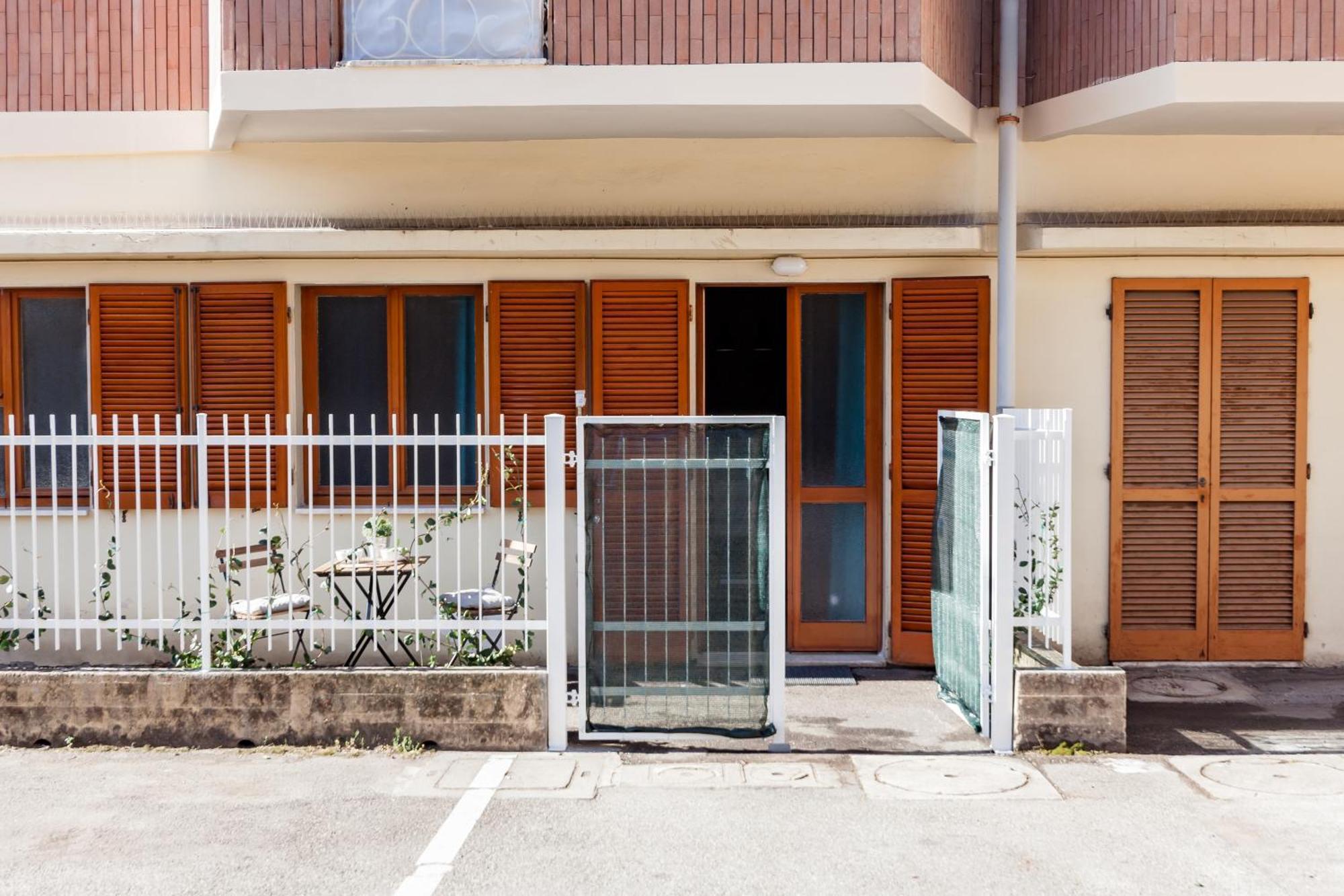 Open The Classic Wooden Shutters At A Cozy City Nest Florence Exterior photo