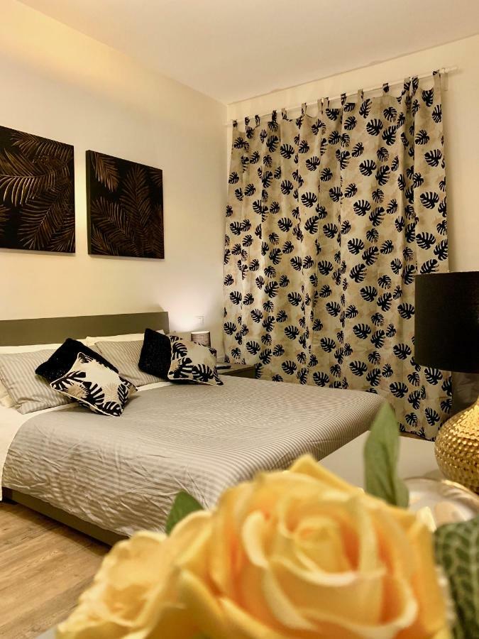 Open The Classic Wooden Shutters At A Cozy City Nest Florence Exterior photo