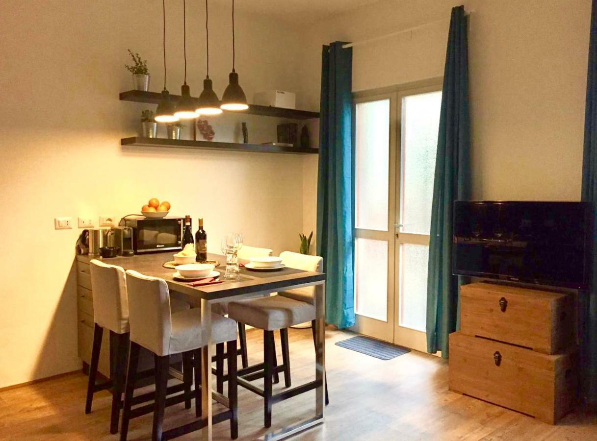Open The Classic Wooden Shutters At A Cozy City Nest Florence Exterior photo